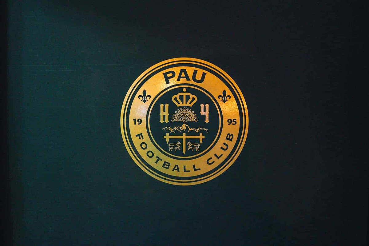 IDELIS, supporteur du PAU FC. IDELIS, supporteur du PAU FC.